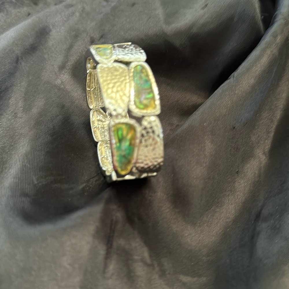 Hammered Silver Tone Stretch Bracelet with Turquoise/Green Water Color Inset